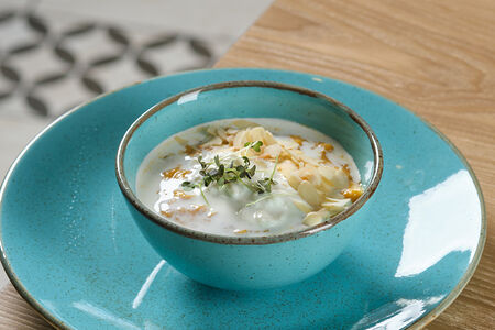 Суп-пюре из батата с тенили и сыром страчателла