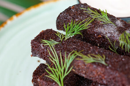 Чесночные гренки с соусом