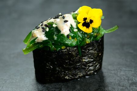 Гункан с водорослями чука и ореховым соусом