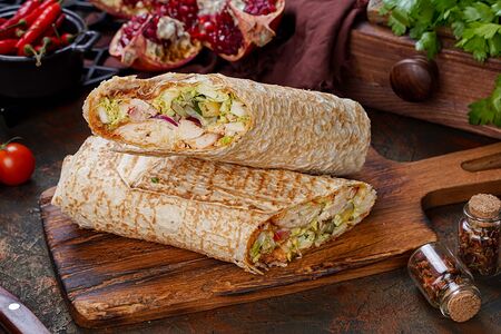 Шаурма свиная на углях в армянском лаваше