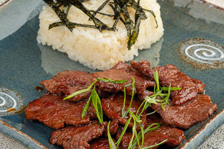 Говядина в соусе якинику с японским рисом