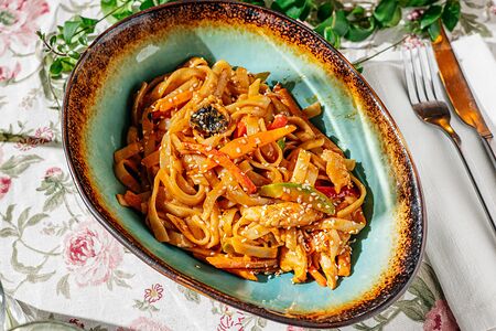 Удон в соусе том ям с цыпленком