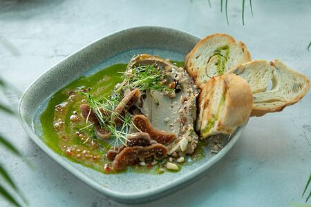 Паштет из цыпленка с вяленым инжиром и теплым хлебом