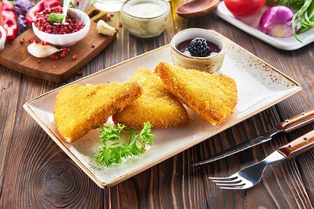 Жареный сулугуни с соусом из ежевики