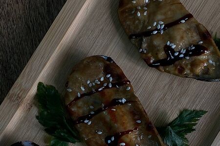 Запечённые мидии с острым соусом спайси