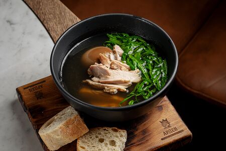 Куриный бульон со шпинатом и солодовым яйцом