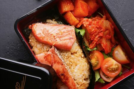 Бенто с лососем