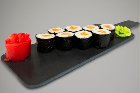 Ролл с лососем