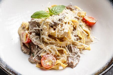 Паста Тальятелле с говядиной в соусе горгондзола