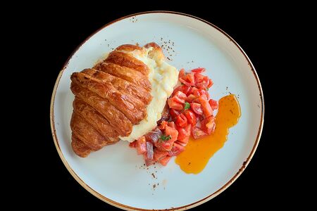 Фирменный завтрак макарон с форелью и омлетом с сыром