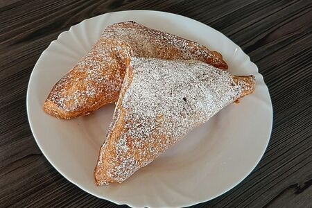 Слойка с малиновым джемом