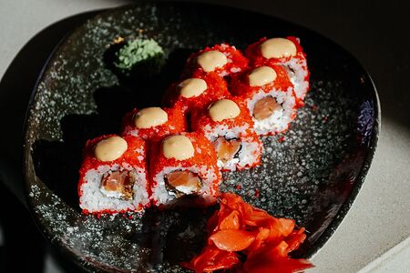 Ролл с лососем и хрустящим луком