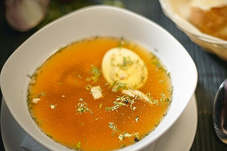 Консоме с куриным филе, сухариками и яйцом