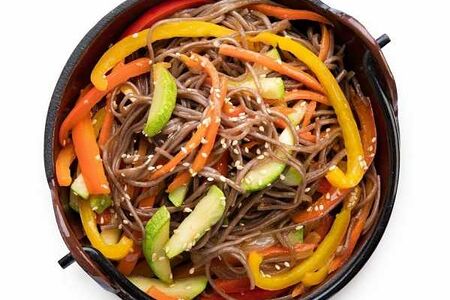 Соба с овощами в остро-сладком соусе