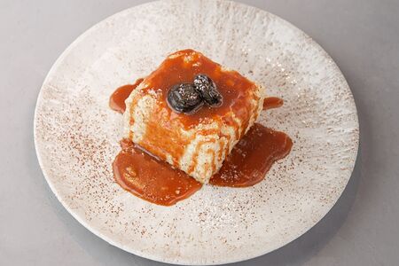 Торт Наполеон с соленой карамелью и черносливом