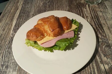 Круассан с ветчиной и сыром