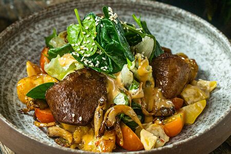 Салат с обжаренным языком