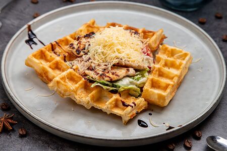 Caesar con pollo (Вафля с салатом Цезарь и курицей)
