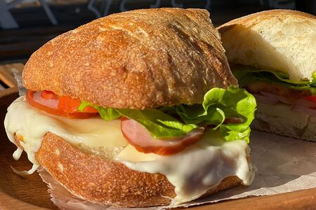 Чиабатта с карбонадом и сыром