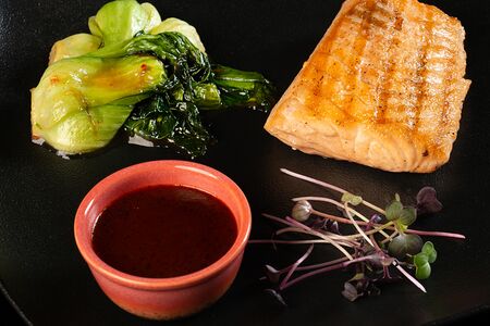 Лосось с бок-чой и перечным соусом