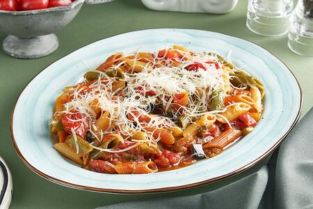 Паста с овощами в томатном соусе