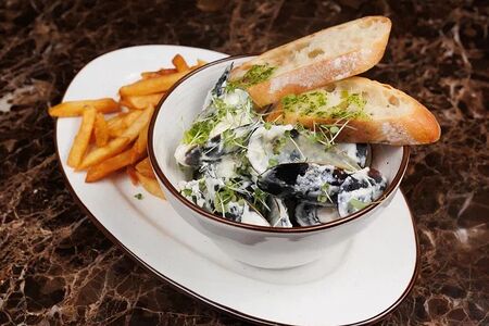 Мидии в чесночно-сливочном соусе с картофелем