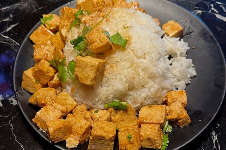 Рис с тушёными тофу неострый
