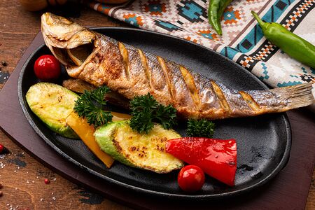 Сибас, запеченный с овощами