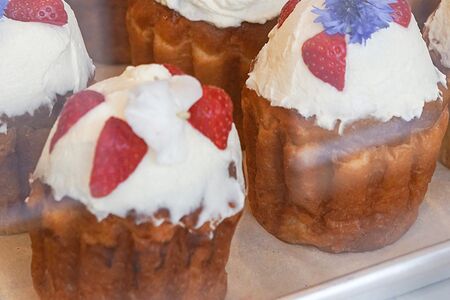 Ромовая баба с клубникой