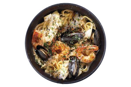 Паста с морепродуктами с соусом блю чиз (хит)