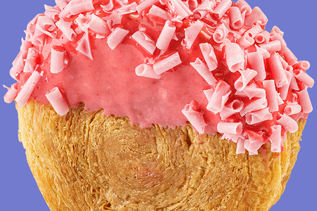 Круглый круассан с малиной