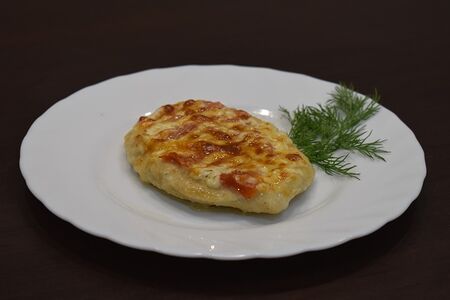 Филе грудки запечённое с помидорами и сыром