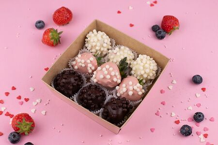 Клубника ассорти в темном, розовом и белом бельгийском шоколаде