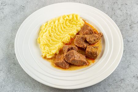 Гуляш из говядины с пюре