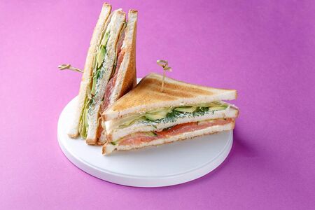 Клаб-сэндвич с семгой