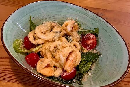 Теплый салат с морепродуктами