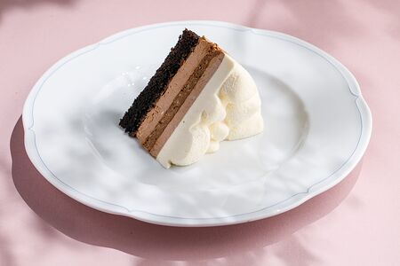 Десерт шоколадный с пралине и ванильным кремом