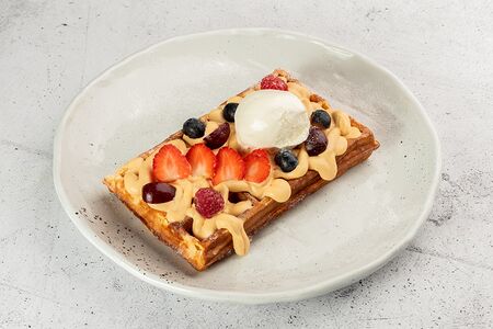 Бельгийские вафли с ванильным кремом и мороженным