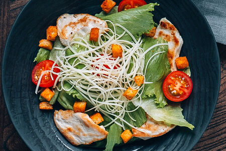 Салат Цезарь с курицей