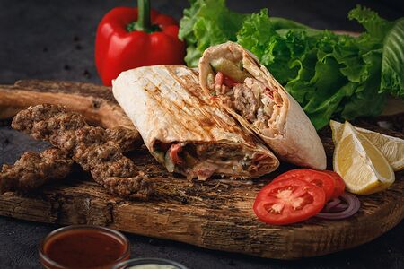 Шаурма из люля-кебаба в классическом лаваше