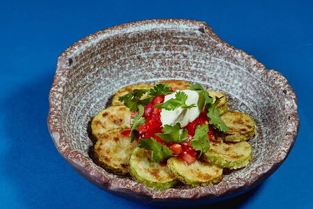 Жареные кабачки с томатом и кинзой