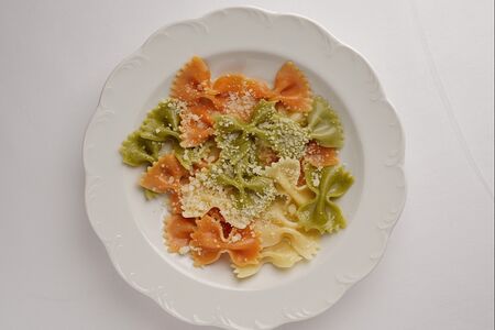 Цветные макарошки с пармезаном