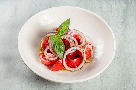 Салат из помидоров с красным луком