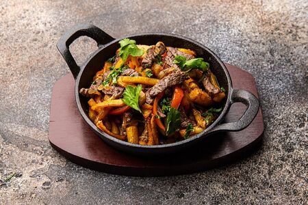 Жаркое из говядины с картофелем на сковороде