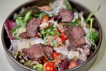 Салат с телятиной гриль
