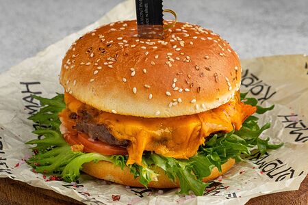 Бургер с мраморной говядиной и фирменным соусом