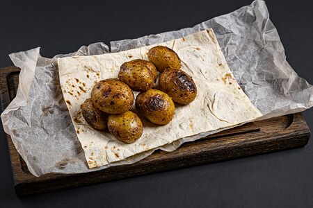 Молодой картофель на углях