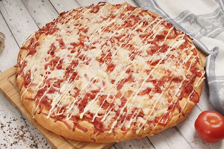 Пицца с ветчиной на пышном тесте