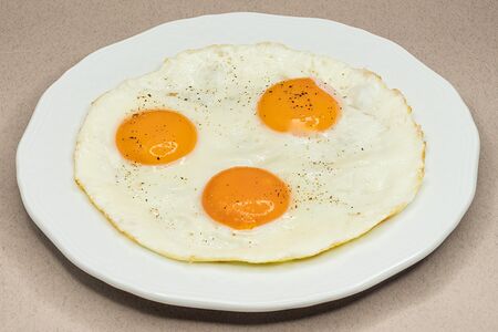 Яичница глазунья из трёх яиц