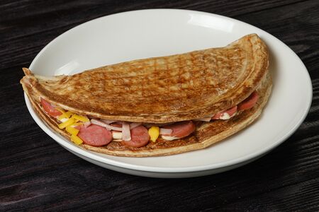 Пицца с охотничьими колбасками